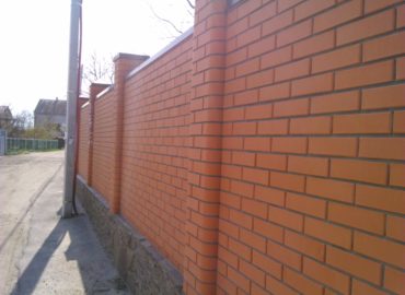 кирпичный забор из красного кирпича